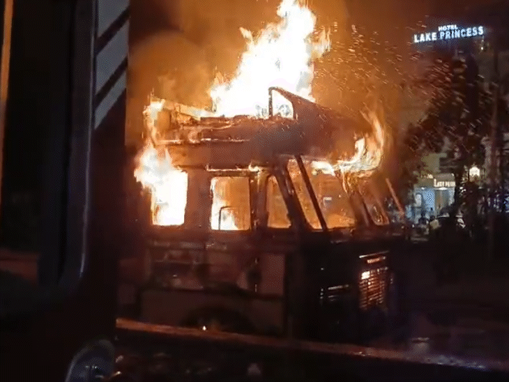 केबिन पर लगी आग को पानी डालकर बुझाते हुए।