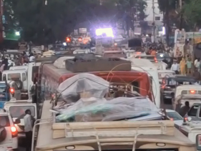 सागर रोड तिराहे पर 5 किमी लंबा जाम लग गया। कई वाहन इसमें फंस गए।