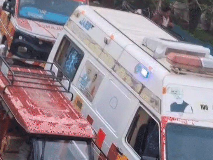 जाम में दो एंबुलेंस भी फंस गई। ट्रैपिक पुलिस मौके पर पहुंची और स्थिति को संभाला।