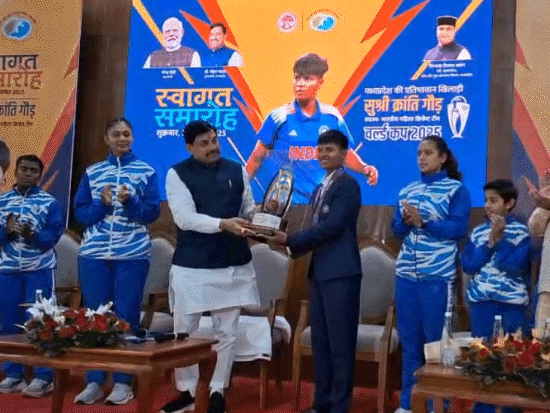 मुख्यमंत्री ने क्रांति सिंह गौड़ को मोमेंटो देकर उनका अभिनंदन किया।