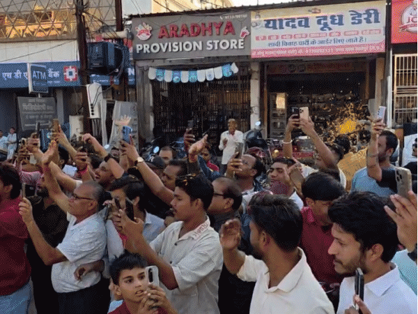 छतरपुर पहुंचने पर लोगों ने क्रांति गौड़ पर फूल बरसाए। जिंदाबाद के नारे भी लगाए।