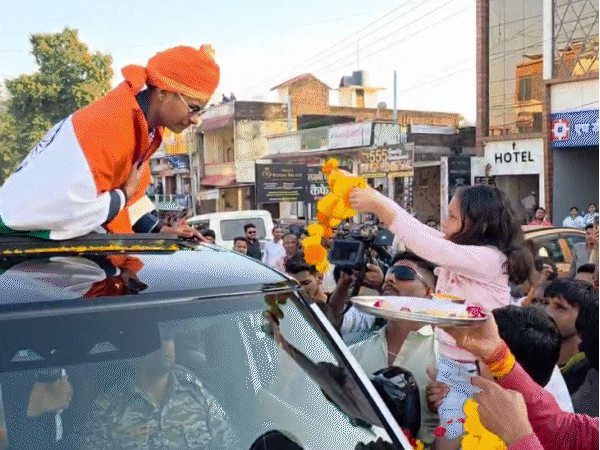 छतरपुर के पन्ना नाके पर एक बच्ची क्रांति की फूलों की माला से स्वागत करते हुए।