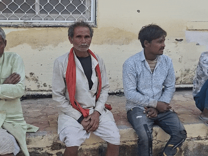 एसके हॉस्पिटल में मोर्चरी के बाहर मौजूद परिजन।