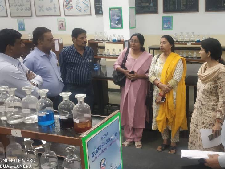 एसडीएम ओमनारायण बड़कुल और तहसीलदार शिशुकुंज स्कूल की प्रयोगशाला का निरीक्षण करने पहुंचे।
