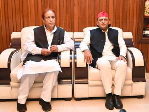 तस्वीर 8 अक्टूबर 2025 की है। सपा सुप्रीमो अखिलेश यादव रामपुर आजम खान से मिलने पहुंचे थे।