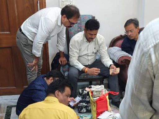 रिटायर्ड आबकारी अधिकारी धर्मेंद्र भदौरिया के घर कार्रवाई करती लोकायुक्त की टीम।