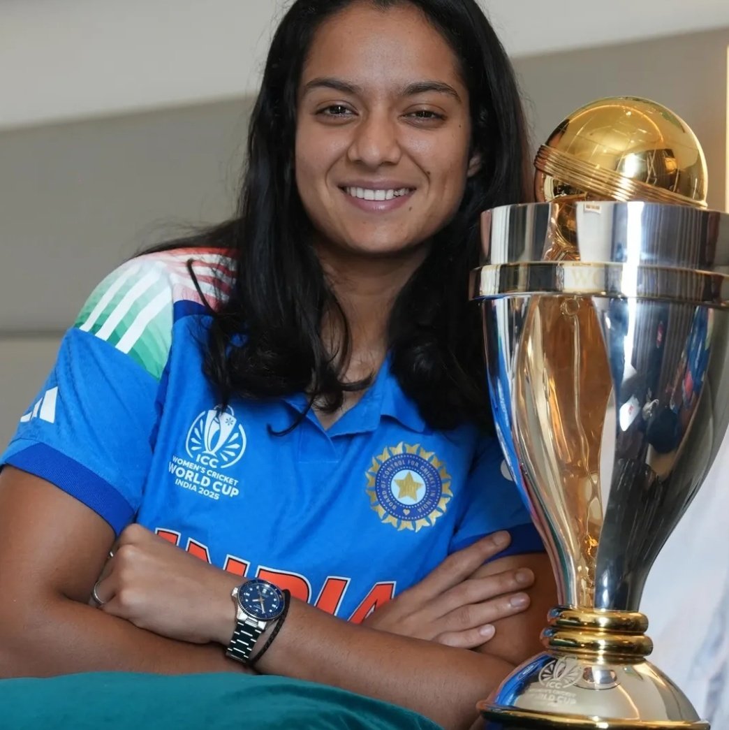विमेंस वर्ल्ड कप ट्रॉफी के साथ प्रतिका रावल।