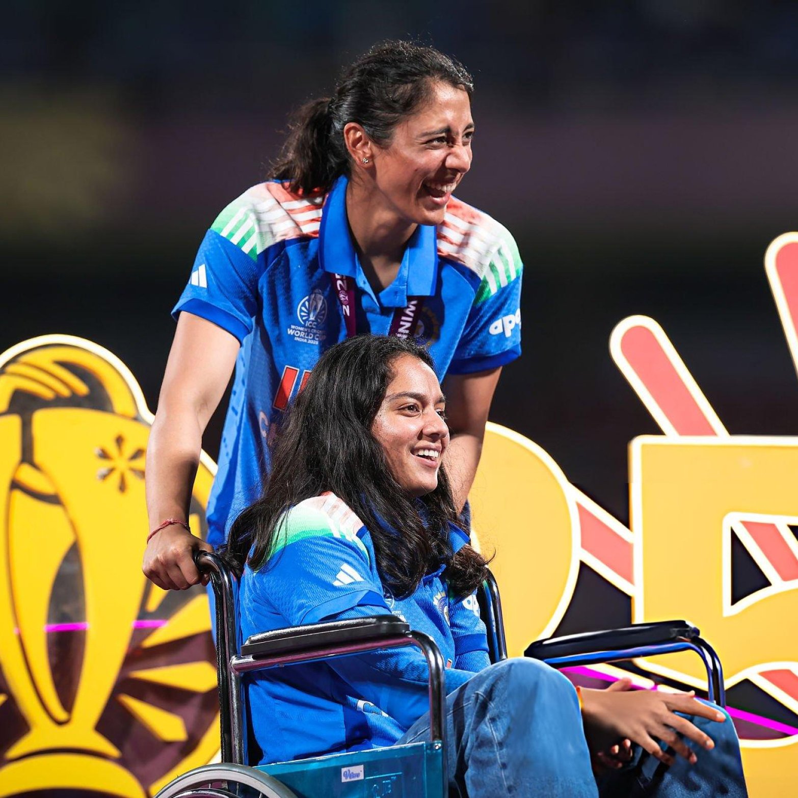 प्रतिका रावल व्हीलचेयर पर बैठकर टीम इंडिया की जीत सेलिब्रेट करने पहुंची थीं।