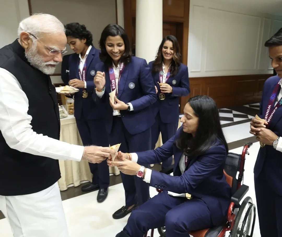 प्रधानमंत्री नरेंद्र मोदी ने टीम इंडिया से मिलने के दौरान प्रतिका को अपने हाथों से समोसा दिया था।