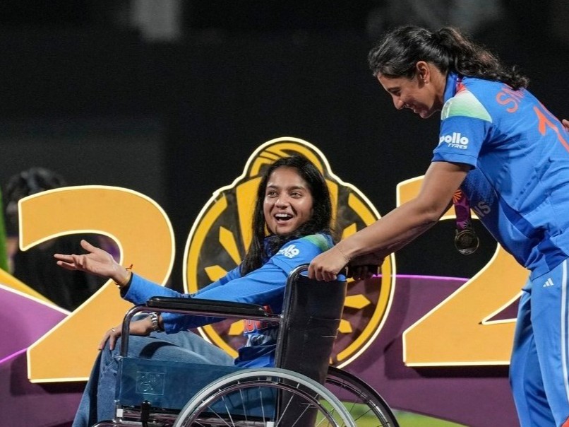 प्रतिका रावल व्हीलचेयर पर बैठकर विमेंस वनडे वर्ल्ड कप फाइनल में टीम इंडिया को सपोर्ट करने के लिए पहुंची थीं। - Dainik Bhaskar