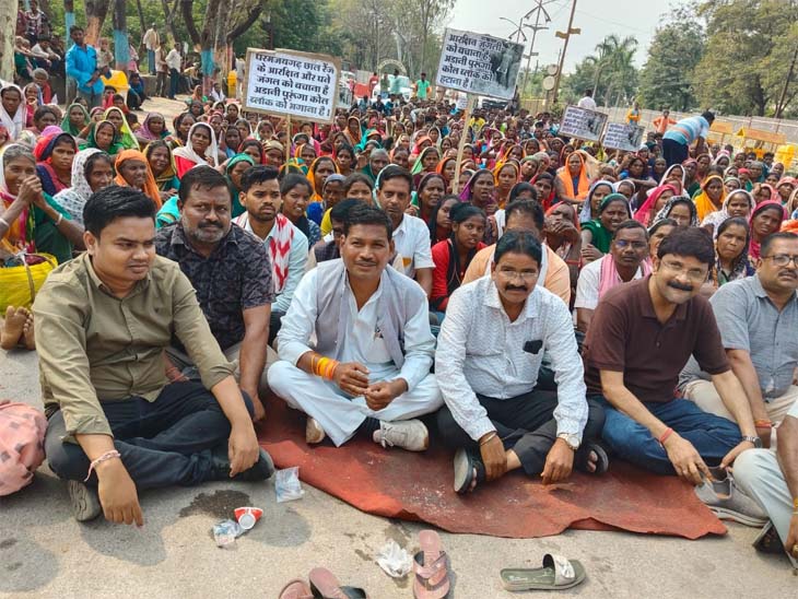 दूसरे दिन भी काफी संख्या में ग्रामीण, महिलाएं और युवतियों अपनी मांगो को लेकर अड़े रहे