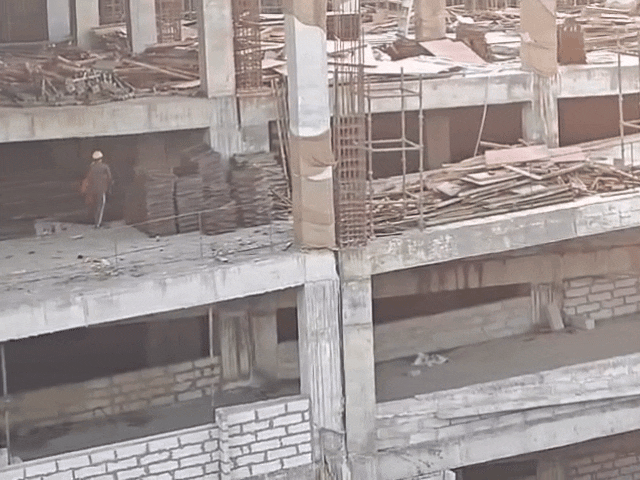 इस पार्किंग बिल्डिंग की चार मंजिलों का निर्माण पूरा हो चुका है। इसके साथ-साथ फिनिशिंग का काम भी तेजी से किया जा रहा है।