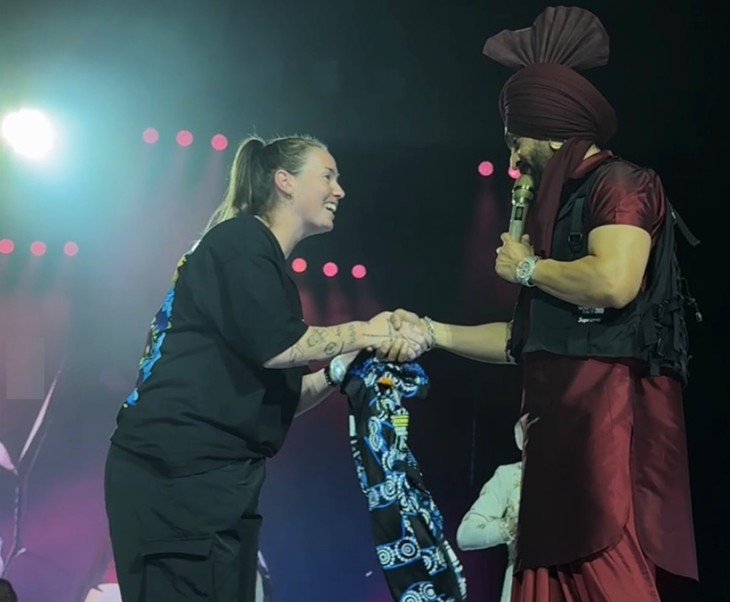 दिलजीत ने अमांडा वेलिंग्टन से हाथ मिलाया।