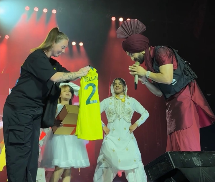 दिलजीत दोसांझ की फैन हुई ऑस्ट्रेलियन क्रिकेटर:  ‘मैं पंजाब हां’ लिखी टी-शर्ट पहनकर मंच पर पहुंचीं; सिंगर ने गले लगाया, सेल्फी लेकर गिफ्ट दिया – Ludhiana News