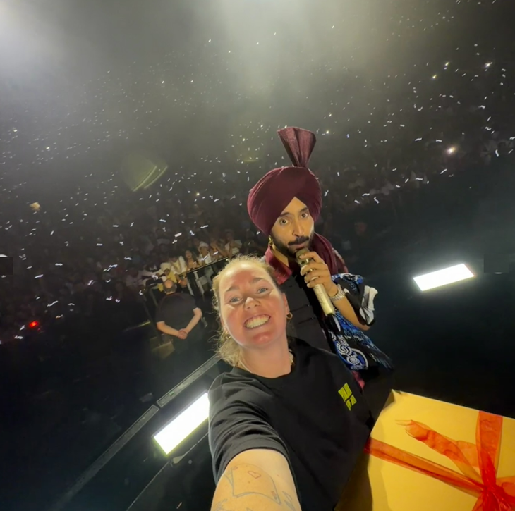 अमांडा ने दिलजीत के साथ सेल्फी लेकर इंस्टाग्राम पर शेयर की।