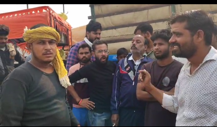 मंडी में विरोध दर्ज कराते हुए किसान