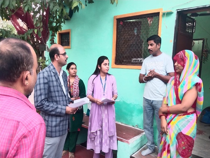 उदयपुर में बीएलओ के साथ उप जिला निर्वाचन अधिकारी दीपेंद्र सिंह राठौड़ मतदाता से चर्चा करते।