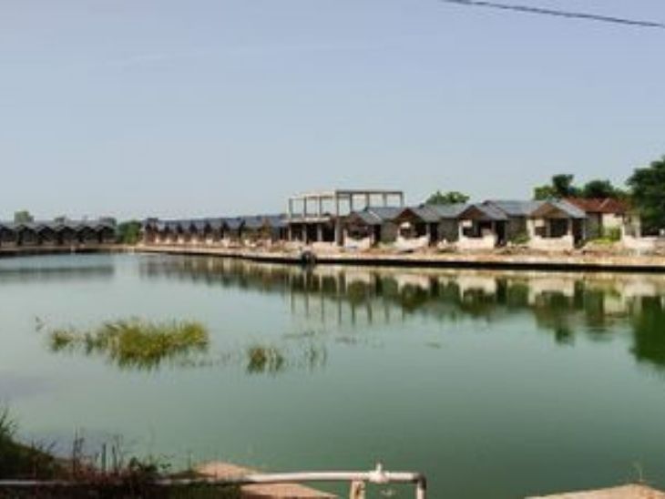 जीपी मेहरा के सोहागपुर स्थित फार्म हाउस पर 17 निर्माणाधीन कॉटेज मिले।