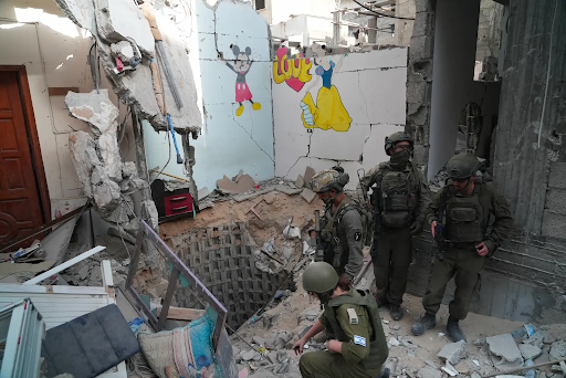 इजराइली सेना गाजा में कब्जे वाले इलाकों में मौजूद सुरंगों की निगरानी करते हुए।