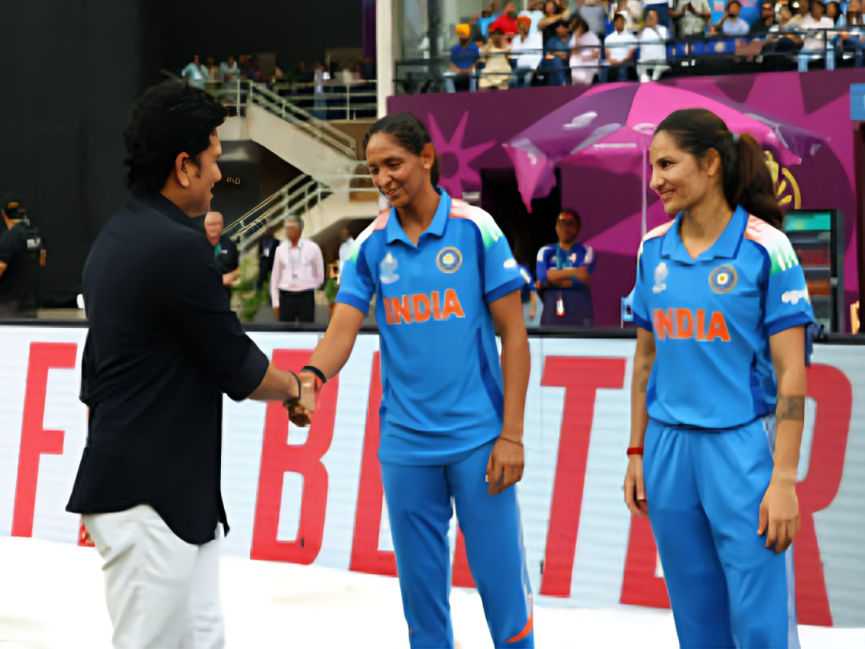 नवी मुंबई में 2 नवंबर को हुए विमेंस वर्ल्ड कप फाइनल मुकाबले से पहले सचिन तेंदुलकर टीम इंडिया से मिलने पहुंचे थे।
