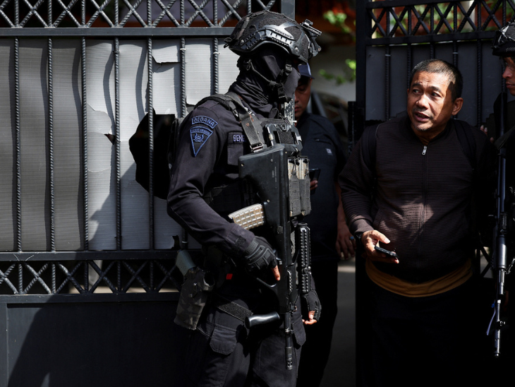 स्कूल परिसर की मस्जिद में हुए विस्फोट के बाद पुलिसकर्मी इलाके में तैनात कर दिए गए हैं।