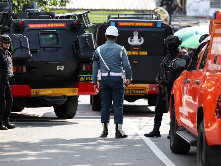 सुरक्षाकर्मियों ने धमाके के आस-पास वाली जगह को पूरी तरह से घेर लिया और कड़ी जांच की जा रही है।