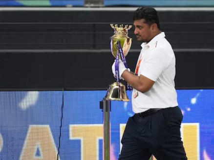 फोटो 28 सितंबर की है। भारत ने पाकिस्तान को हराकर एशिया कप जीता था। नकवी से ट्रॉफी नहीं ली थी, इसके बाद ACC कर्मचारी ट्रॉफी अपने साथ ले गए थे। - Dainik Bhaskar