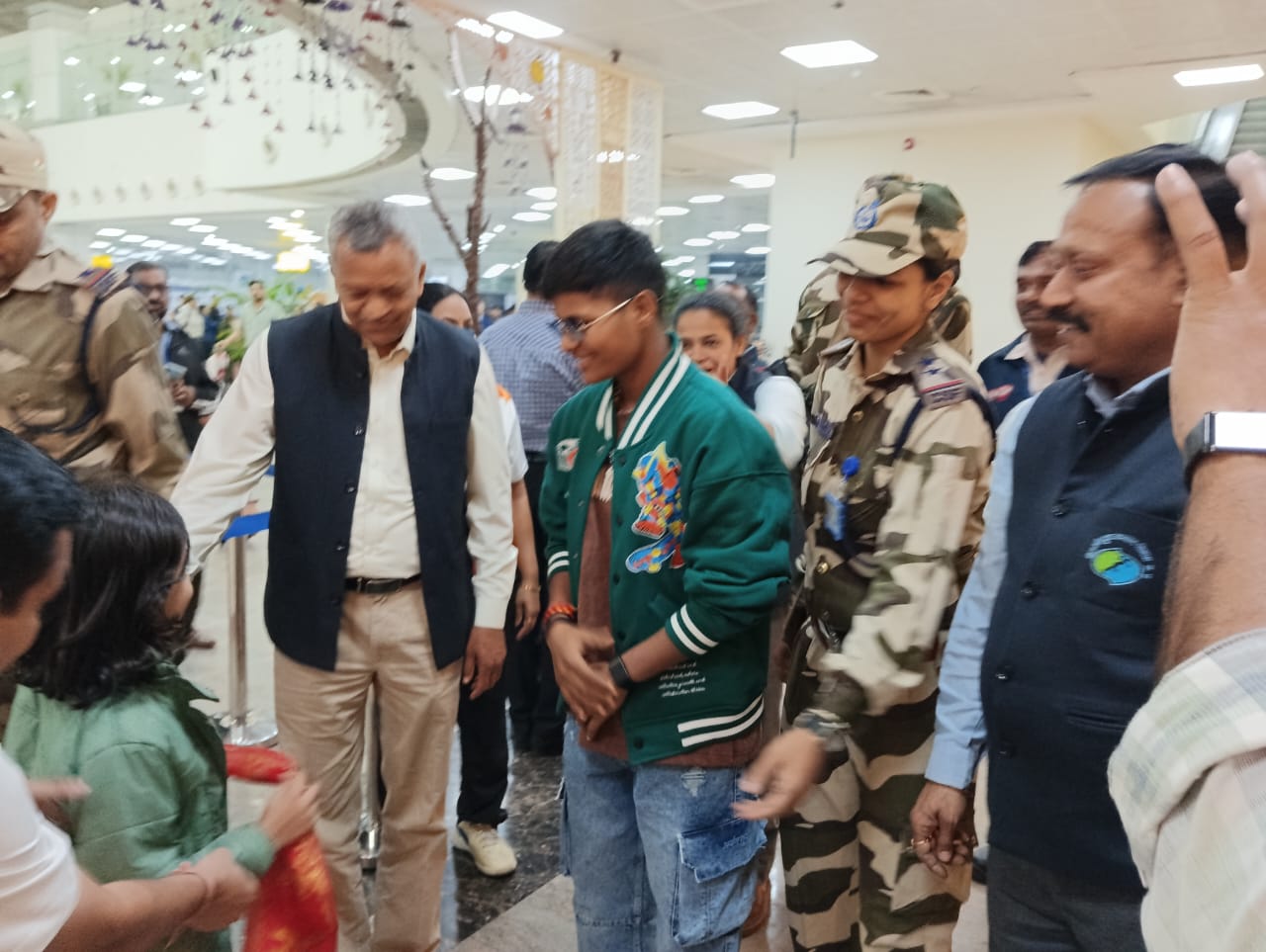 क्रांति दिल्ली से गुरुवार देर रात भोपाल एयरपोर्ट पहुंची थी।