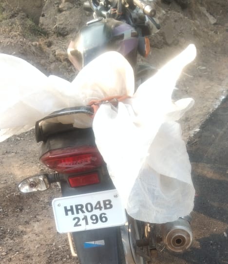 हादसे के बाद मौके पर खड़ी बाइक।