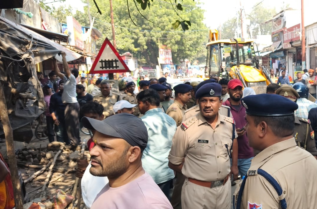 कार्रवाई के दौरान आरपीएफ और पुलिस बल तैनात रहा।