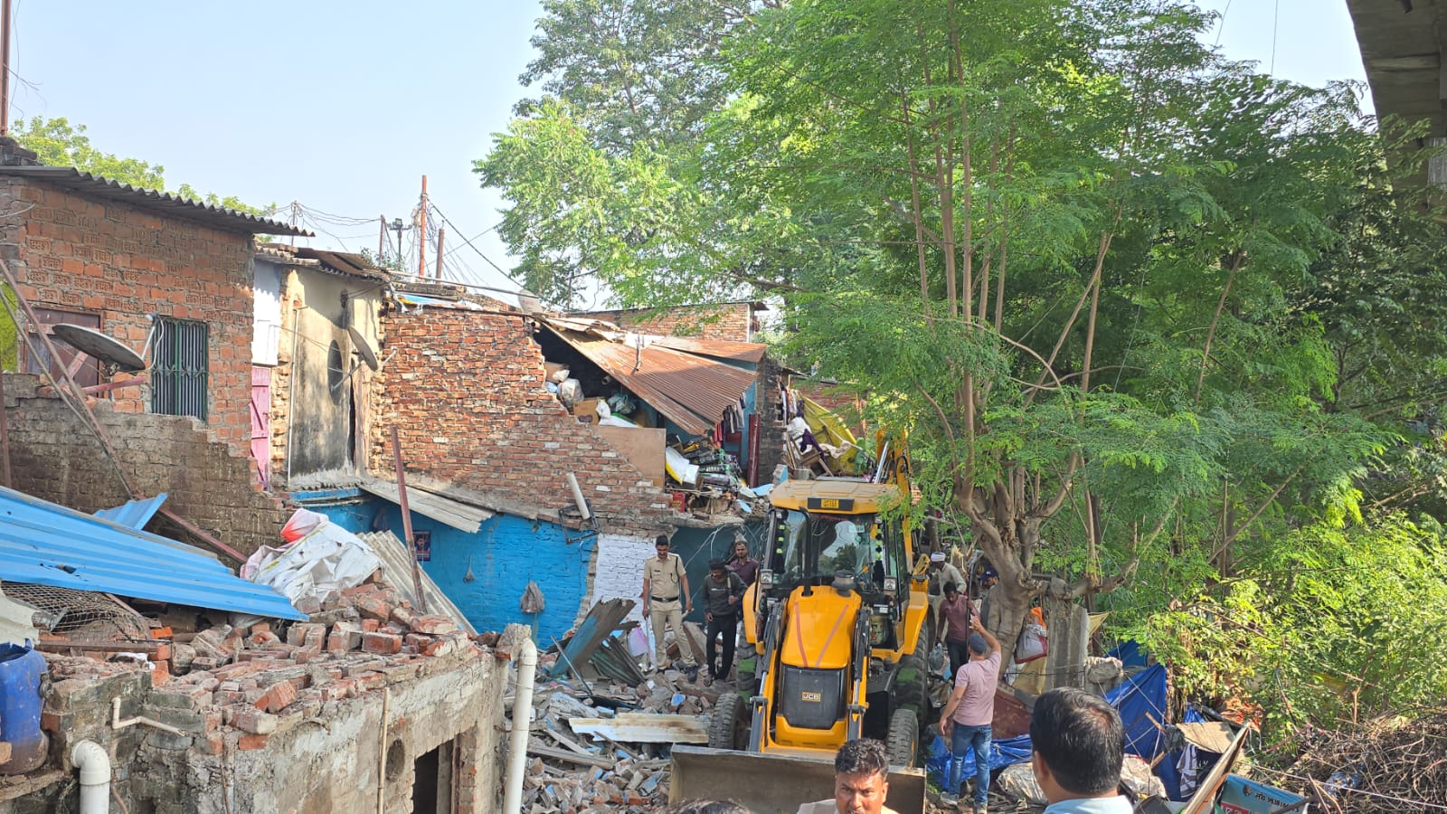 आरपीएफ ने घरों-दुकानों का अतिक्रमण वाले हिस्सों को तोड़ दिया।