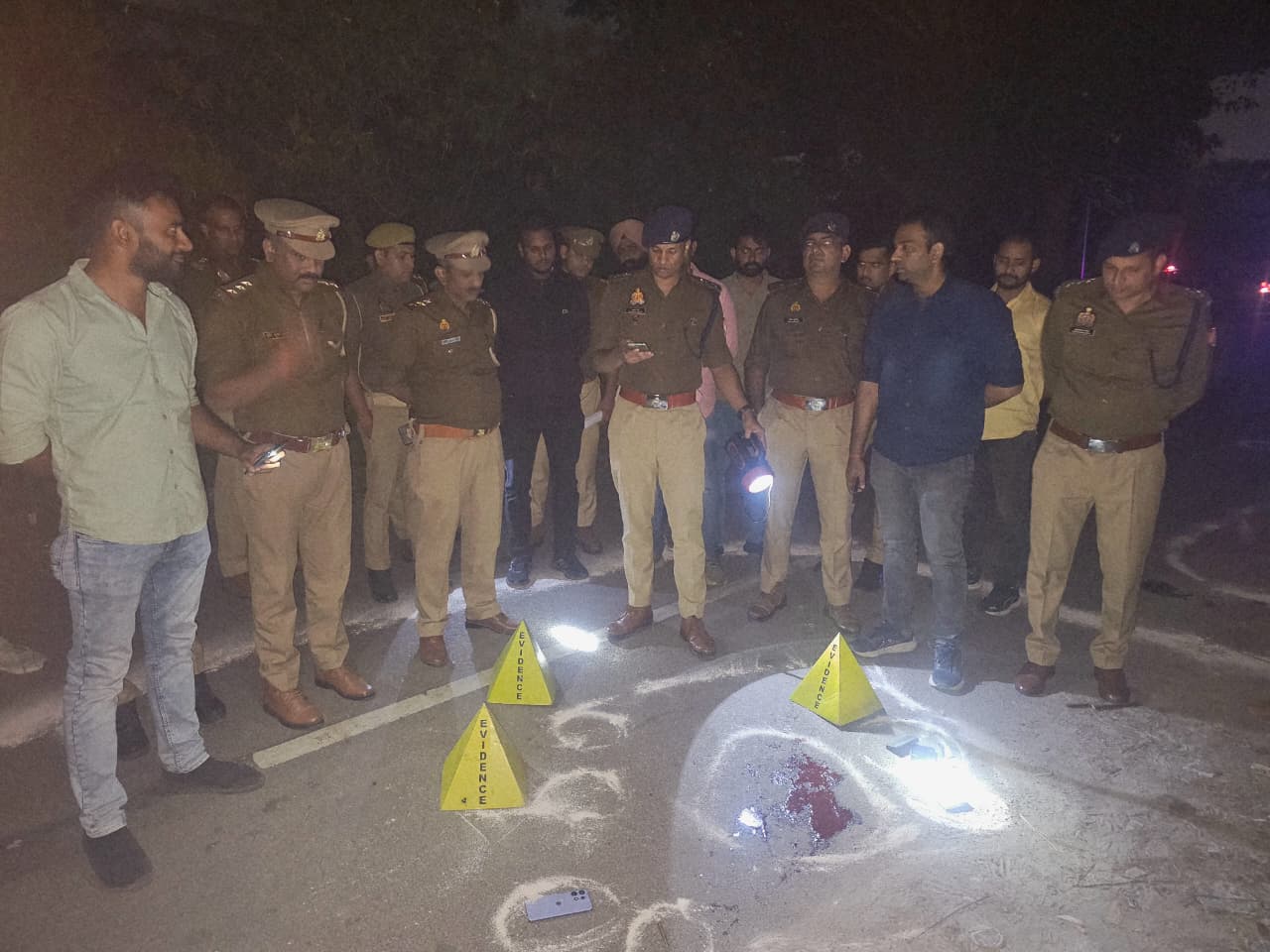 गोमतीनगर पुलिस घटनास्थल पर जांच करती हुई।