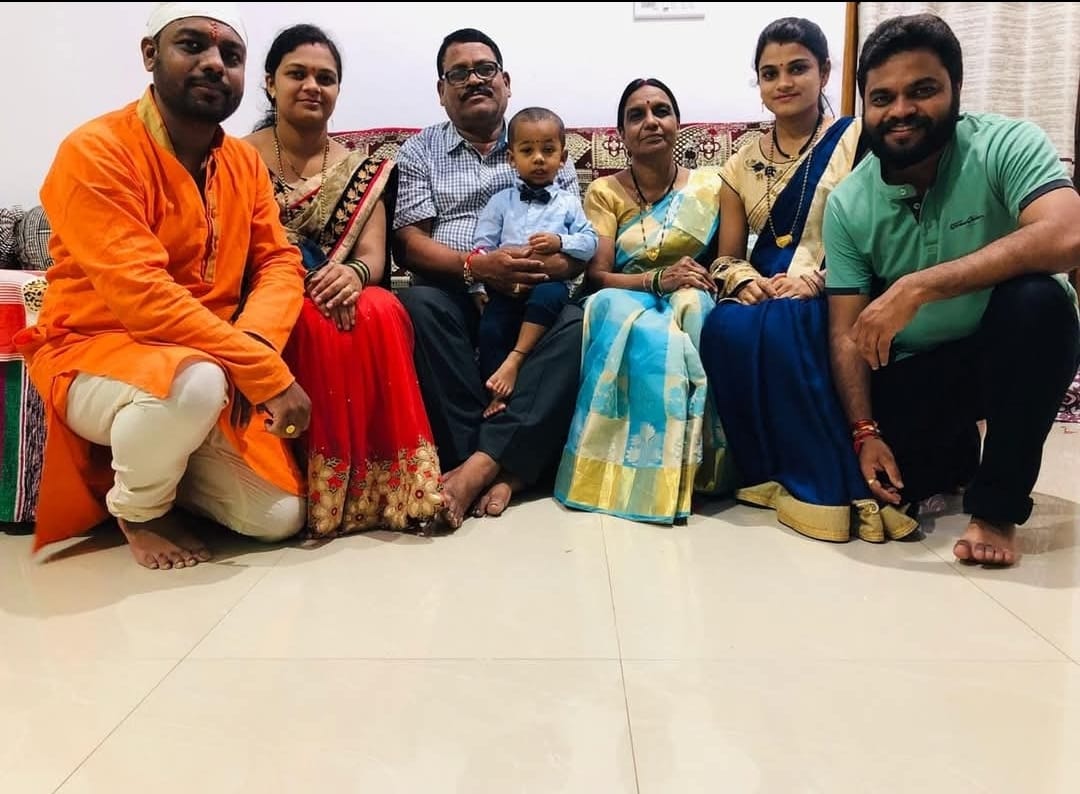 रमेश हाके अपने परिवार के साथ। उनके दोनों बेटे नागपुर में नौकरी करते हैं।