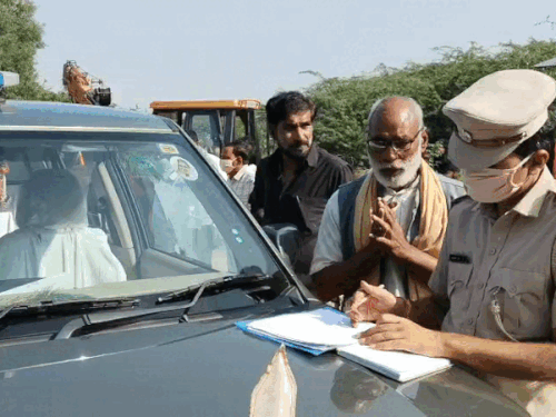 हाथी की मौत के बाद पोस्टमार्टम के लिए आवश्यक करवाई करते वन विभाग के रेंजर भागीरथ सिंह