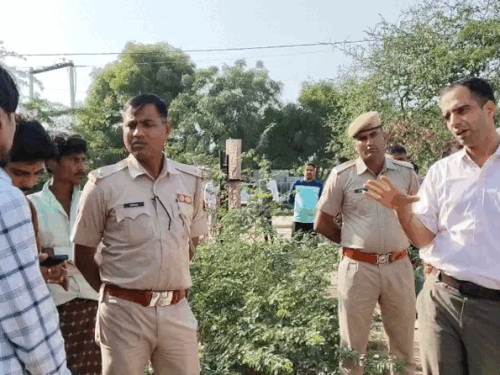 शनिधान के पास खाली प्लॉट पर हथिनी के अंतिम संस्कार को लेकर विवाद हुआ तो रेंजर भागीरथ सिंह और प्रशासनिक अधिकारियों ने समझाइश की कोशिश भी भी, लेकिन दूसरा पक्ष नहीं माना।