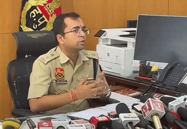 मामले की जानकारी देते एसपी शशांक कुमार सावन।