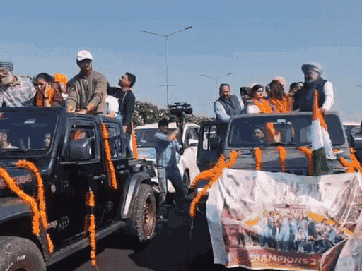 चंडीगढ़ एयरपोर्ट से काफिले में एकसाथ चलती हरलीन और अमनजोत की गाड़ी।