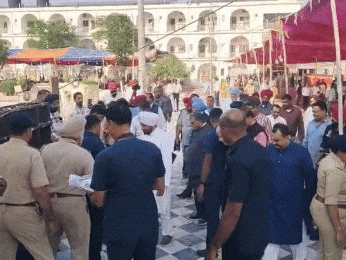 जालंधर से सांसद चरणजीत चन्नी, दिल्ली के पूर्व डिप्टी सीएम मनीष सिसोदिया भी पहुंचे।