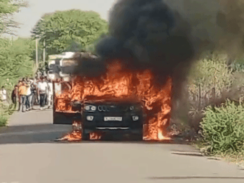 गाड़ी में आग लगने के बाद कुछ देर के लिए दोनों तरफ से ट्रैफिक को रोक दिया था।