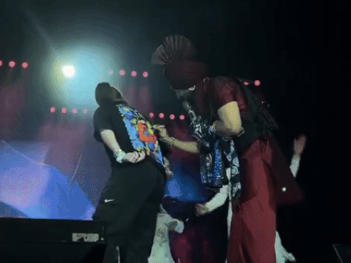 अपनी टीशर्ट पर दिलजीत दोसांझ का ऑटोग्राफ लेते हुए आस्ट्रेलियन क्रिकेटर अमांडा लेविंग्टन।