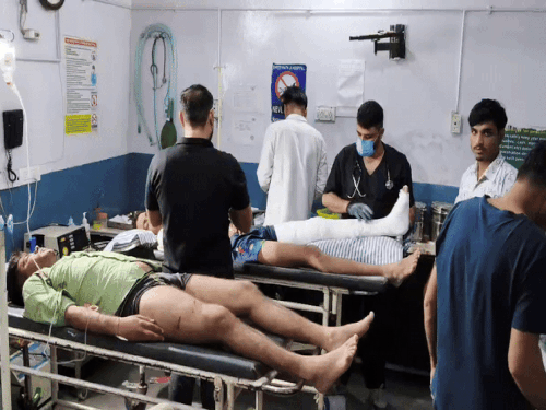 सादुलपुर अस्पताल में घायलों का उपचार किया।