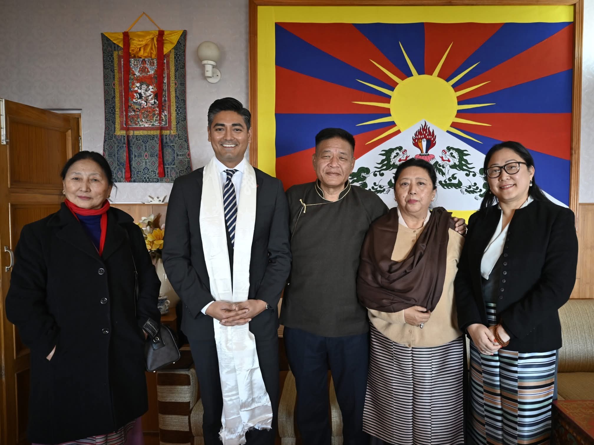 सिनसिनाटी के मेयर आफताब कर्म सिंह पुरवाल, कशाग (तिब्बत की निर्वासित सरकार की कैबिनेट) के साथ एक फ़ाइल फोटो में दिखाई दे रहे हैं।