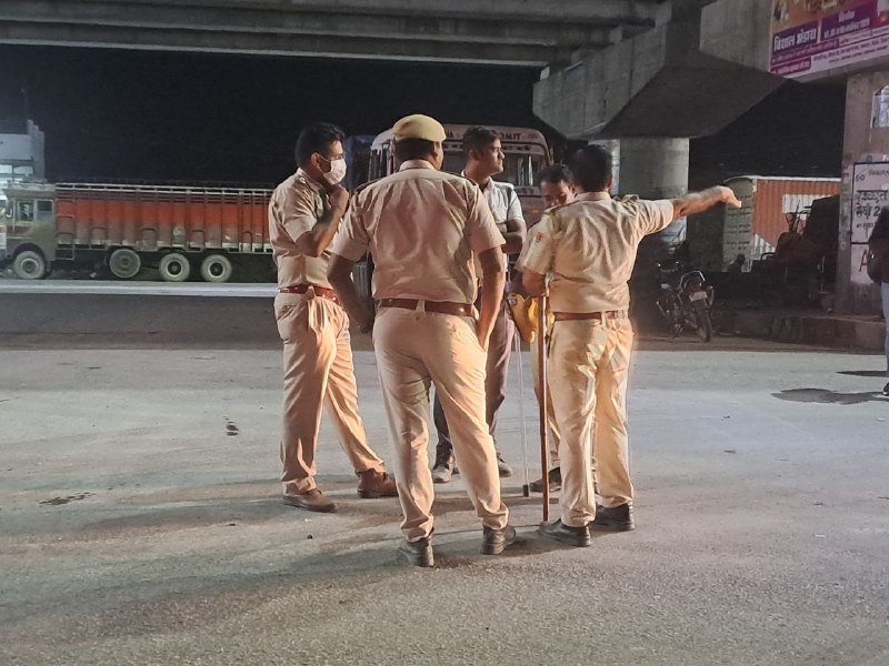 पाली के हेमावास चौराहे पर शुक्रवार देर रात को ड्यूटी पर तैनात पुलिसकर्मी।