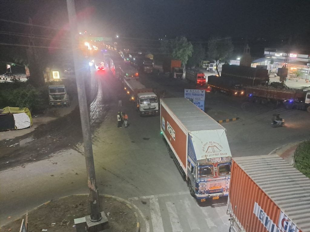 Due to the Mahapadav in Pali, the route was diverted, causing a traffic  jam; hundreds of drivers got stuck and spent the night on the highway,  November 8, 2025. | पाली में