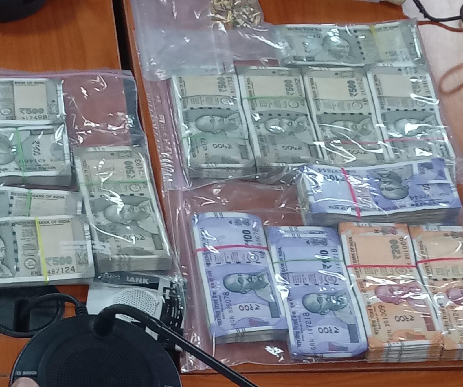 आरोपी से बरामद रुपए।