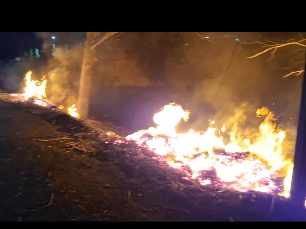 पाकुड़ में पटसन के अवशेष में लगी आग:  चांचकी गांव के पास देर रात मची अफरा-तफरी, पास ही था पेट्रोल पंप, बड़ा हादसा टला – Pakur News