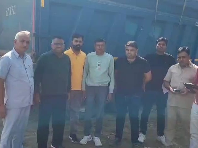 सीएम फ्लाइंग और आरटीए विभाग की संयुक्त टीम कार्रवाई करती हुई।
