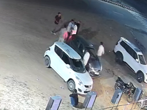 कहासुनी जल्द ही धक्का-मुक्की और झगड़े में बदल गई। मौके पर मौजूद लोगों ने बीच-बचाव करने की कोशिश भी की।