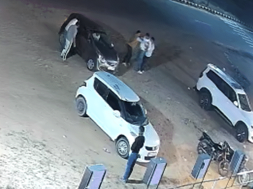 आरोपियों ने भागने की कोशिश में सामने खड़ी एक कार को भी टक्कर मार दी।