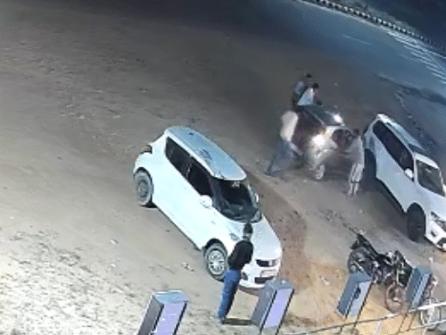 आरोपी आपा खो बैठे और कार को इधर-उधर भागने लगे। बेकाबू गाड़ी से बचने के लिए लोग इधर-उधर भागने लगे।